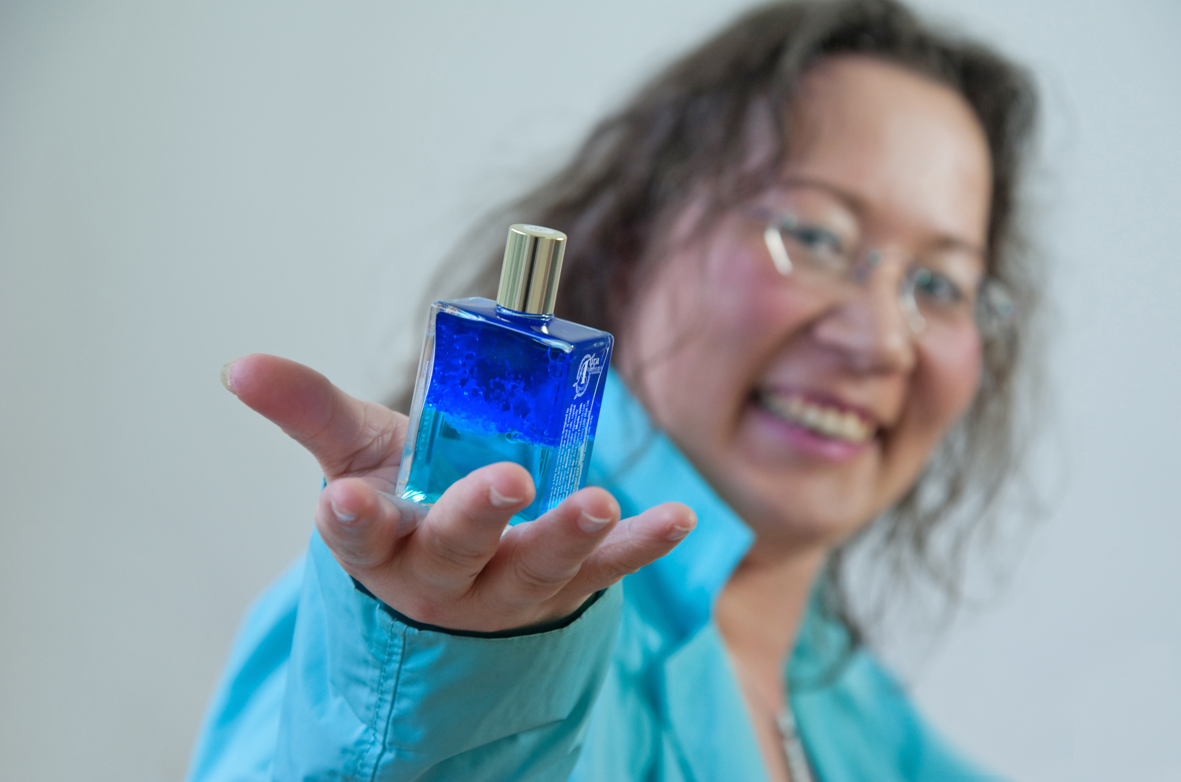 Regina Herhoff Foto mit Aura-Soma Flasche B33 2